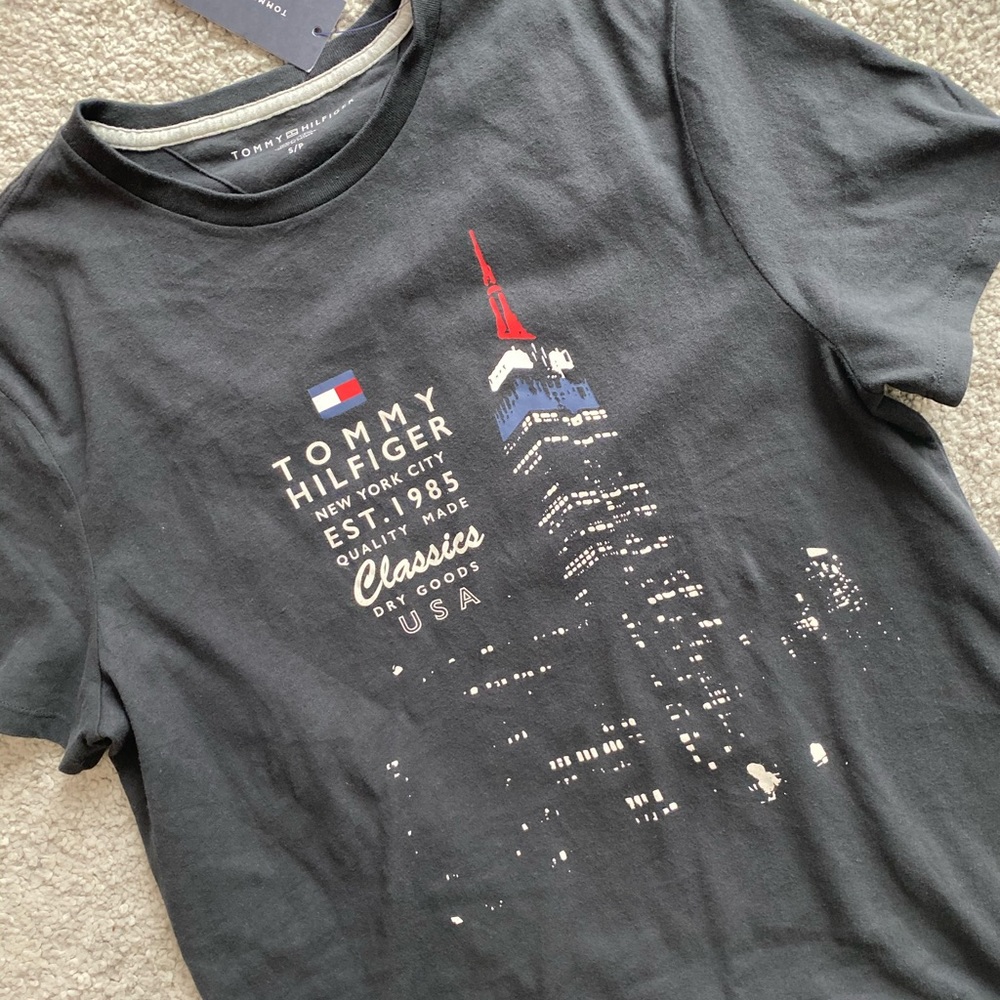 Tommy Hilfiger men’s T shirt NWT black NYC limited design - Picture 2 of 2